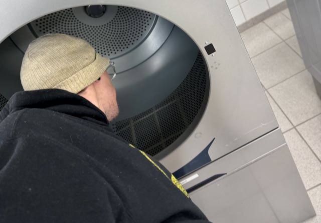 Jeppe kikar in i torktumlaren