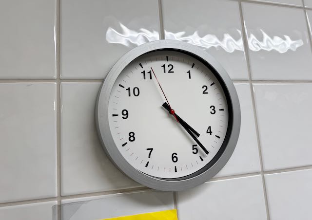 bild på en klocka som är 16.24, typ